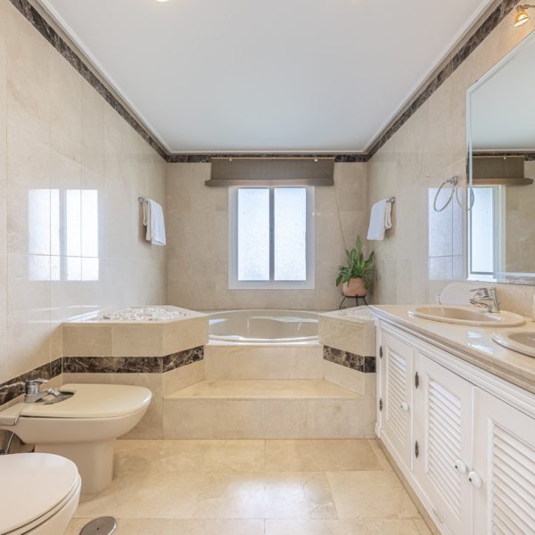 duplex-penthouse-for-sale-in-dominion-beach-estepona (23)