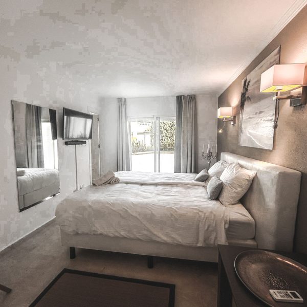 elegant-townhouse-with-5-bedrooms-for-sale-in-dominion-beach-estepona (4)