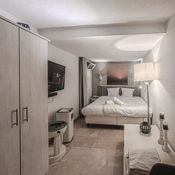 elegant-townhouse-with-5-bedrooms-for-sale-in-dominion-beach-estepona (8)